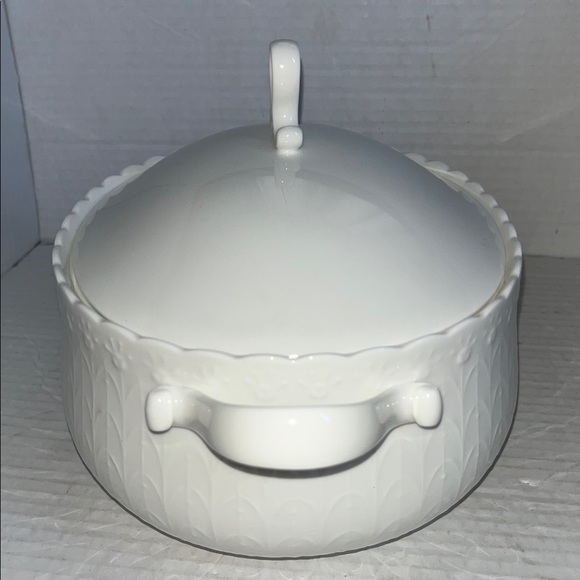 Mikasa Bone China White Silk 2 Quart Oval Covered Casserole Nirumi Japan A7050 - Picture 2 of 5